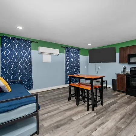 Stylish Med Center Getaway With Parking Apartment